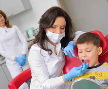 Кога трябва децата за първи път да посетят зъболекар? Как да ги подготвим за това?