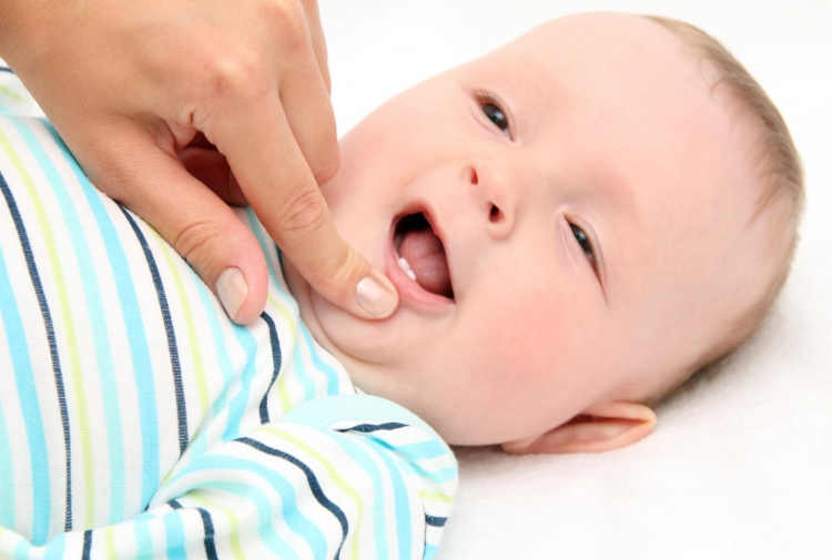 Как да помогнем на детето по време на пробива на млечните зъби