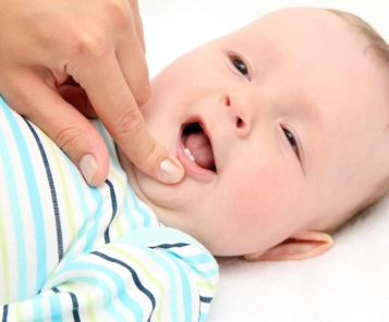Как да помогнем на детето по време на пробива на млечните зъби