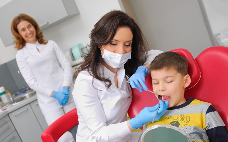 When should children first visit the dentist? And how to prepare them for it?